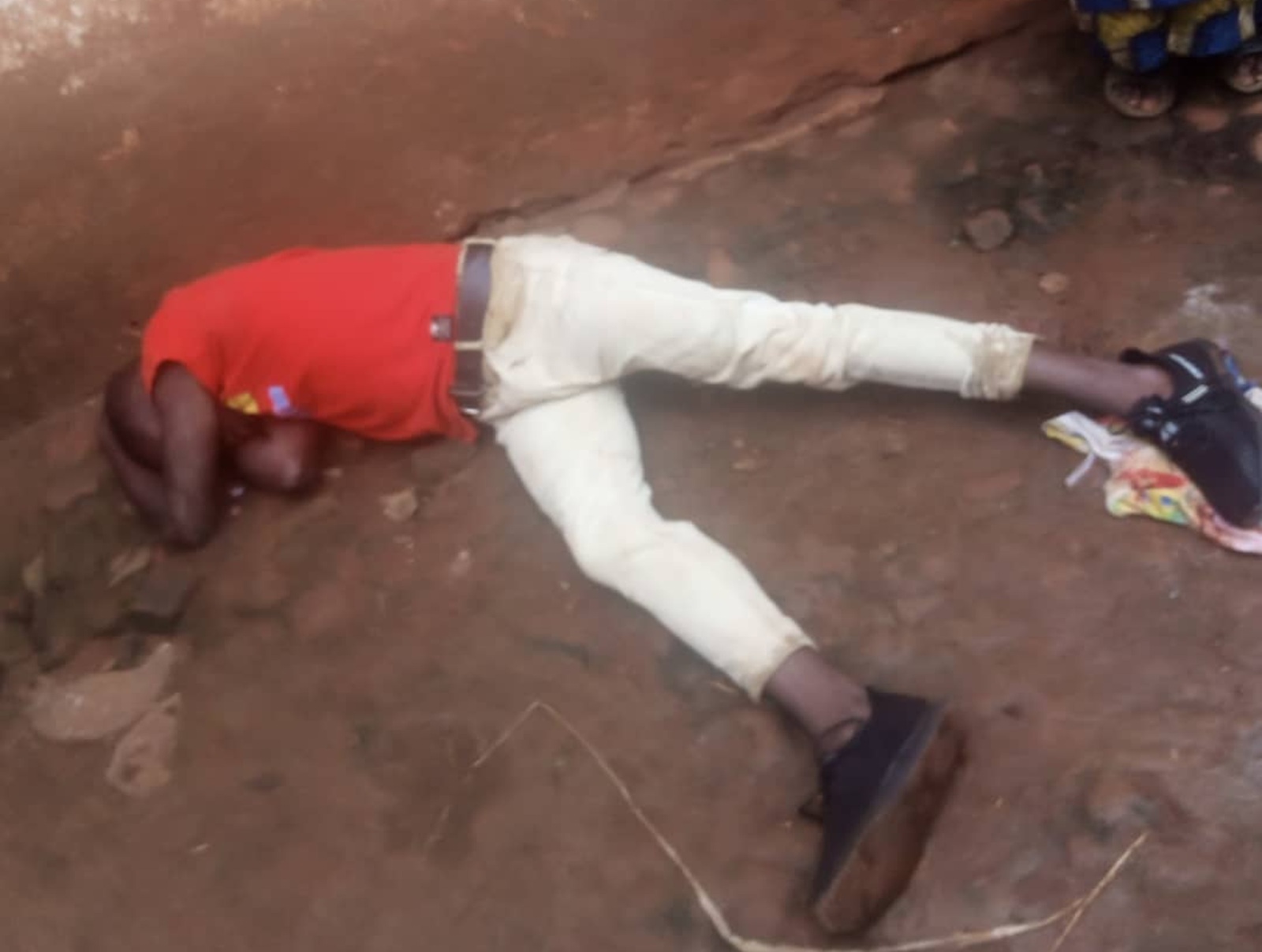 RIB irashakisha abagabo 2 bakekwaho gukubita umunyeshuri bakamukura amenyo 2 azira umukobwa bakundana