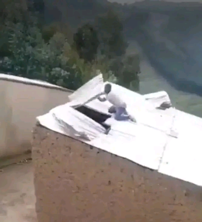 🌄AMAKURU MASHYA🌅 Umugabo wafashwe amashusho asenya inzu ye yatawe muri yombi, arwariye ku kigo nderabuzima