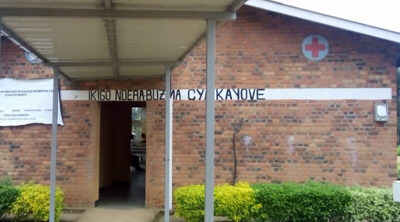 Rutsiro: Abaganga bari bamaze iminsi badahembwa bahawe imishahara, Ubuyobozi busobanura icyabiteye