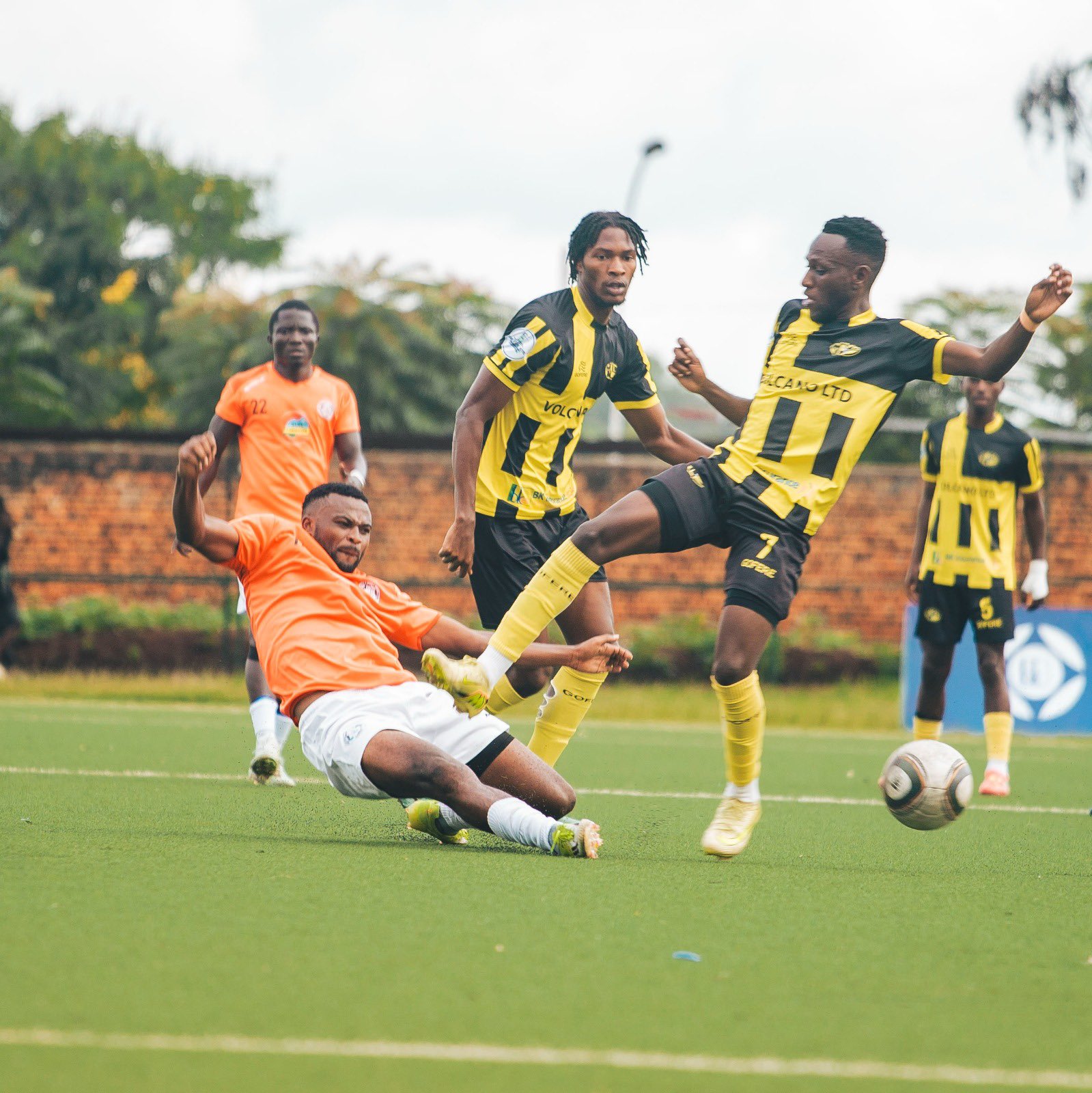 Rutsiro Fc yatsinze Mukura ibitego 2-1 mu mukino umusifuzi yakubitiyemo umukinnyi umugeri mu bugabo, agahita ajyanwa kwa muganga igitaraganya