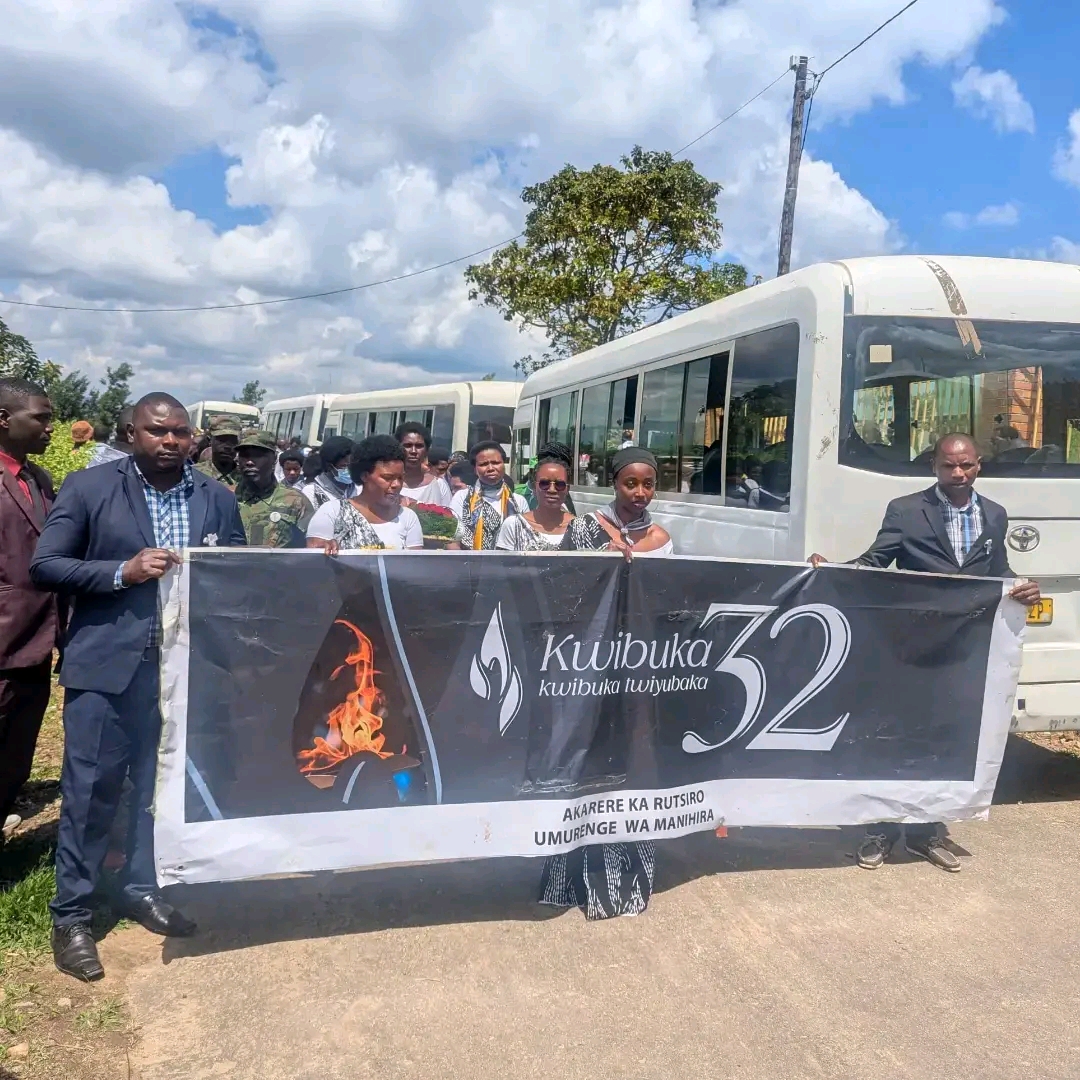 Nyamagumba: Abayobozi basaga 300 bahuriye mu rugendo rwo kwibuka Jenoside bahurira ku rwibutso ruherereye mu karere ka Rutsiro rushyinguyemo imibiri isaga ibihumbi 10.400