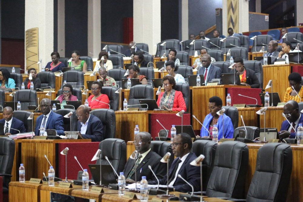 "Banyiri ugushyiraho itegeko bakuruye bishyira peee"  hari kwibazwa ku mavugurura y'imishahara n'agahimbazamusyi k'abakozi ba Leta