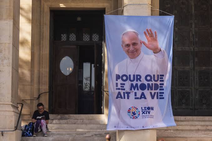 Abantu babarirwa mu bihumbi amagana bitezwe i Paris mu ruzinduko rwa Papa Leo